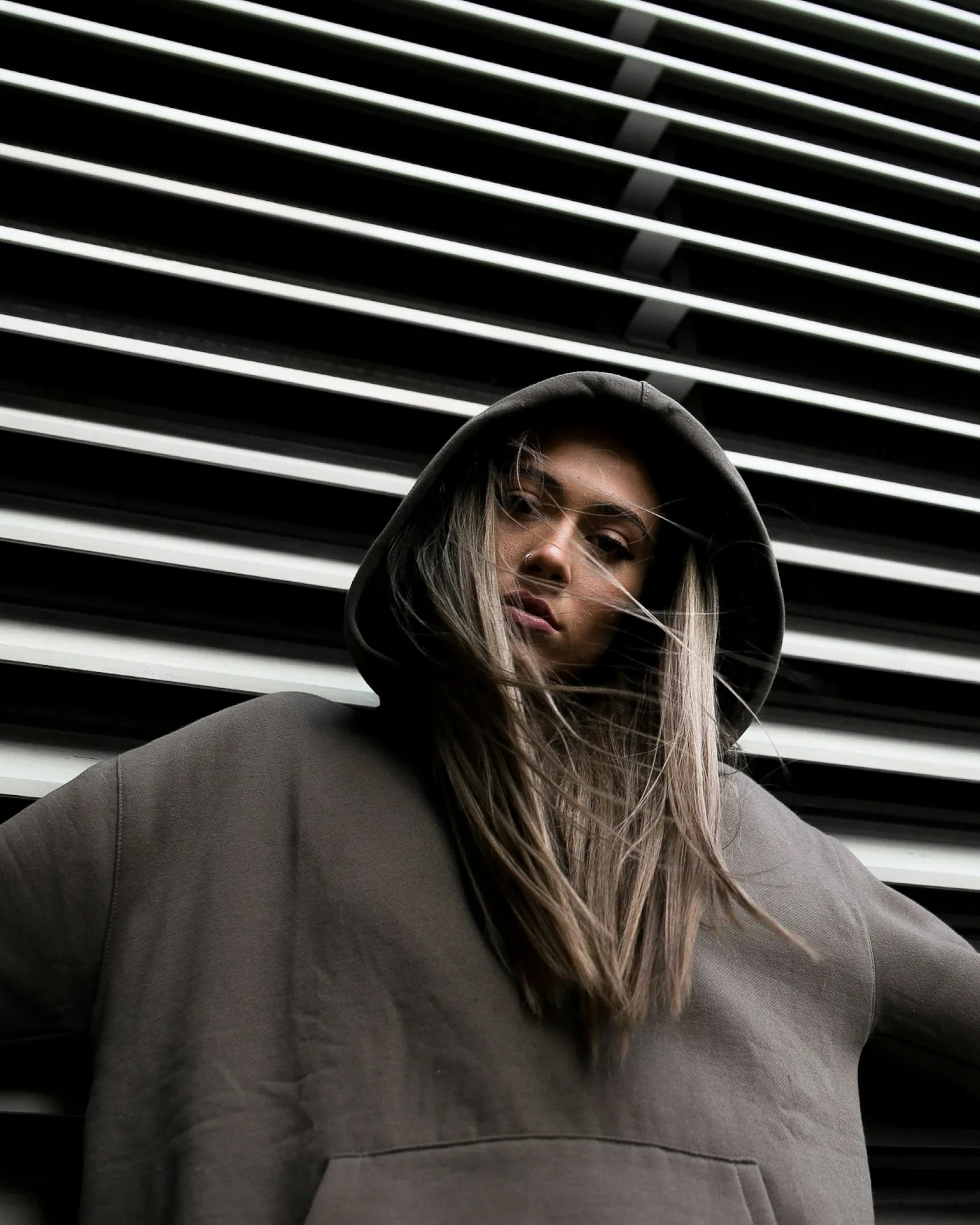 Persona con polera oversize de CRUDO